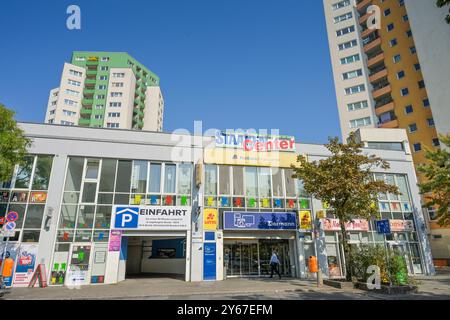 Staaken-Center, Hochhäuser, Obstallee, Rudolf-Wissel-Siedlung, Obstallee-Siedlung, Staaken, Spandau, Berlin, Deutschland *** Staaken Center, Hochhäuser, Obstallee, Rudolf Wissel Siedlung, Obstallee Siedlung, Staaken, Spandau, Berlin, Deutschland Stockfoto