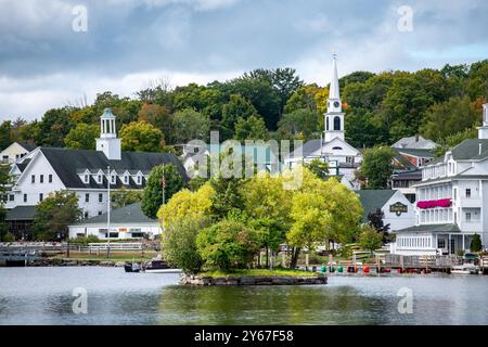 Das Township Meredith am Lake Winnipesaukee New Hampshire New England USA im Herbst, wenn die Blätter ihre Farbe ändern. Bilder mit hoher Auflösung von N Stockfoto