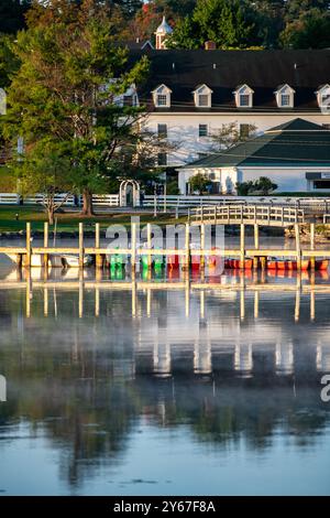 Das Township Meredith am Lake Winnipesaukee New Hampshire New England USA im Herbst, wenn die Blätter ihre Farbe ändern. Bilder mit hoher Auflösung von N Stockfoto