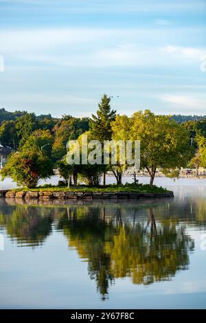 Das Township Meredith am Lake Winnipesaukee New Hampshire New England USA im Herbst, wenn die Blätter ihre Farbe ändern. Bilder mit hoher Auflösung von N Stockfoto