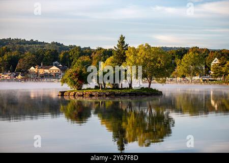 Das Township Meredith am Lake Winnipesaukee New Hampshire New England USA im Herbst, wenn die Blätter ihre Farbe ändern. Bilder mit hoher Auflösung von N Stockfoto