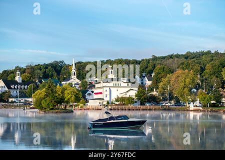 Das Township Meredith am Lake Winnipesaukee New Hampshire New England USA im Herbst, wenn die Blätter ihre Farbe ändern. Bilder mit hoher Auflösung von N Stockfoto