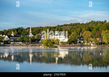 Das Township Meredith am Lake Winnipesaukee New Hampshire New England USA im Herbst, wenn die Blätter ihre Farbe ändern. Bilder mit hoher Auflösung von N Stockfoto