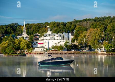 Das Township Meredith am Lake Winnipesaukee New Hampshire New England USA im Herbst, wenn die Blätter ihre Farbe ändern. Bilder mit hoher Auflösung von N Stockfoto