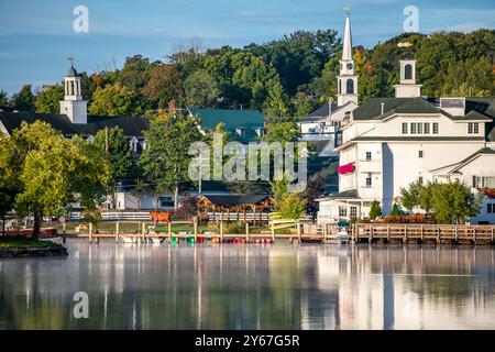 Das Township Meredith am Lake Winnipesaukee New Hampshire New England USA im Herbst, wenn die Blätter ihre Farbe ändern. Bilder mit hoher Auflösung von N Stockfoto