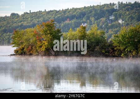 Das Township Meredith am Lake Winnipesaukee New Hampshire New England USA im Herbst, wenn die Blätter ihre Farbe ändern. Bilder mit hoher Auflösung von N Stockfoto