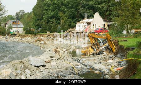 JESENIK, TSCHECHISCHE REPUBLIK, 21. SEPTEMBER 2024: Hochwasser nach Haus zerstörte den Fluss Bela Jesenik überflutete beschädigtes Gebäude Wasser Trümmerbagger Stockfoto