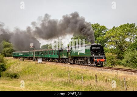 BR 'Bob' 4-6-2 No. 34072 '257 Squadron' startet von Groombridge auf der Spa Valley Railway, East Sussex Stockfoto