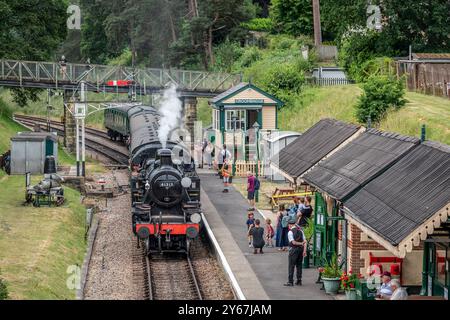 DIE BR 'Class 2' 2-6-2 Nr. 41313 erreicht Groombridge auf der Spa Valley Railway in East Sussex Stockfoto