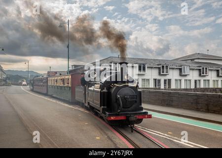 FR 0-4-0ST+T Nr. 5 'Welsh Pony' startet von Porthmadog Station an der Welsh Highland Railway Stockfoto