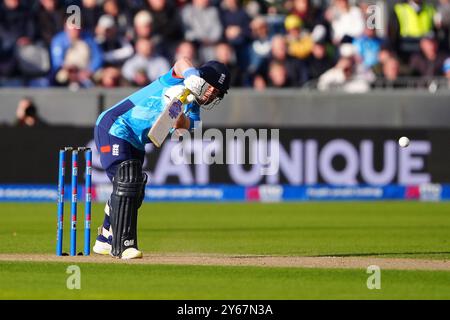 Englands Ben Duckett schlägt und wird vom Australier Glenn Maxwell während des dritten eintägigen internationalen Spiels im Seat Unique Riverside, Chester-le-Street, County Durham, gefangen. Bilddatum: Dienstag, 24. September 2024. Stockfoto