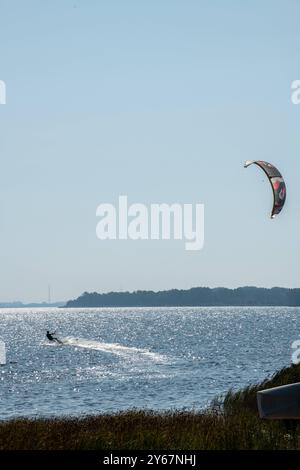 Die Wassersportschule Rügen- Piraten bietet Kurse zum Segeln, Kiten und Windsurfen am Wieker Bodden an. Kitesurfer im Wasser 22.09.2024 Halbinsel Wittow *** die Piraten Wassersportschule Rügen bietet Segel-, Kitesurf- und Windsurfkurse auf Wieker Bodden Kitesurfer im Wasser 22 09 2024 Halbinsel Wittow 20240922-DSC 6837 an Stockfoto