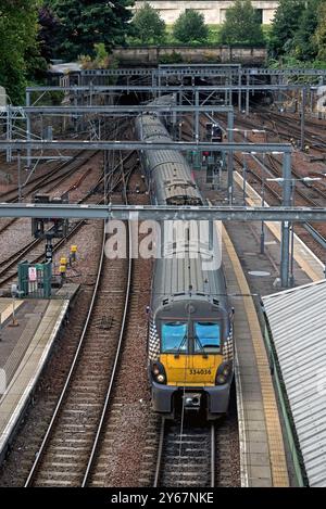 ScotRail-Klasse 334, Zug-Nr. 334036 Ankunft am Bahnhof Waverley, Edinburgh, Schottland, Großbritannien. Stockfoto
