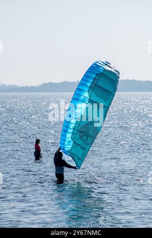 Die Wassersportschule Rügen- Piraten bietet Kurse zum Segeln, Kiten und Windsurfen am Wieker Bodden an. Kitesurfer im Wasser 22.09.2024 Halbinsel Wittow *** die Piraten Wassersportschule Rügen bietet Segel-, Kitesurf- und Windsurfkurse auf Wieker Bodden Kitesurfer im Wasser 22 09 2024 Halbinsel Wittow 20240922-DSC 6844 an Stockfoto