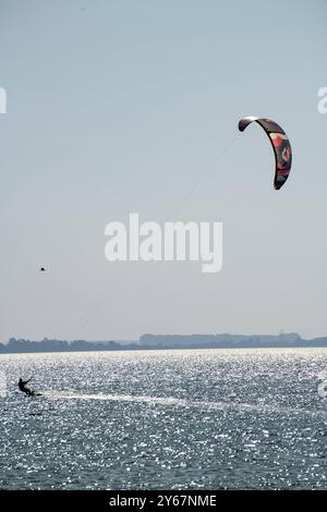 Die Wassersportschule Rügen- Piraten bietet Kurse zum Segeln, Kiten und Windsurfen am Wieker Bodden an. Kitesurfer im Wasser 22.09.2024 Halbinsel Wittow *** die Piraten Wassersportschule Rügen bietet Segel-, Kitesurf- und Windsurfkurse auf Wieker Bodden Kitesurfer im Wasser 22 09 2024 Halbinsel Wittow 20240922-DSC 6847 an Stockfoto