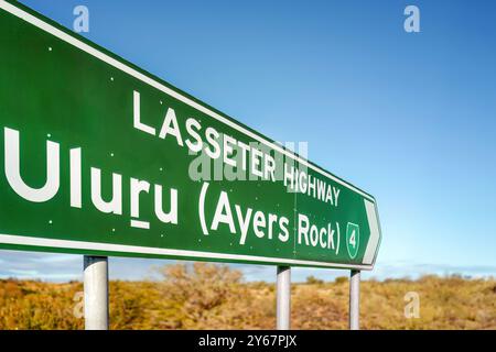 Ein Ayers Rock and Lasseter Highway Wegweiser im Northern Territory, Australien. Stockfoto