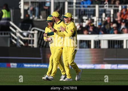 Chester Le Street, Großbritannien. September 2024. Glenn Maxwell aus Australien feiert den Auftritt von Ben Duckett aus England während des dritten Metro Bank One Day International Match England gegen Australien am 24. September 2024 im SEAT Unique Riverside, Chester-le-Street, Großbritannien (Foto: Mark Cosgrove/News Images) in Chester-le-Street, Großbritannien am 24. September 2024. (Foto: Mark Cosgrove/News Images/SIPA USA) Credit: SIPA USA/Alamy Live News Stockfoto