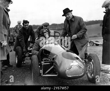 Earl Howe-Rennfahrer inspiziert die neue Rennstrecke für South East Chats mit W J Whitehouse in seinem 1.000 ccm Cooper Special 1950 Stockfoto