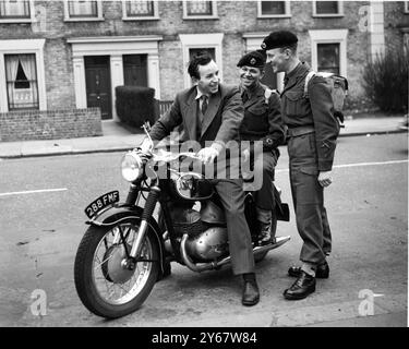 „Initiative“ Test beinhaltete eine Fahrt mit dem internationalen Motorradfahrer John Surtees mit Sapper M Hume auf dem Sozius steht Sapper G Jackson 1956 Stockfoto