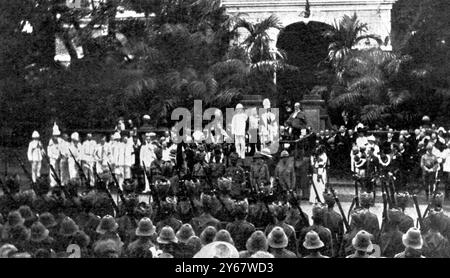 Und von den britischen Dominionen jenseits der Meere liest der Gouverneur von Ceylon die Proklamation von George V. gegenüber Queen's House Colombo 1910 Stockfoto