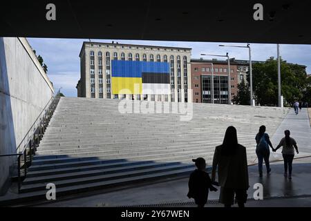 Tallinn, Estland - 24. Juli 2024: Die Flagge der Ukraine und die Flagge Estlands auf dem Buldzug auf dem Freiheitsplatz in Tallinn. Stockfoto
