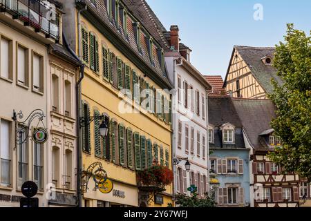 Farbenfrohe Stadthäuser und Fachwerkhäuser in der malerischen Altstadt von Colmar, Elsass, Oberrhein, Grand Est, Frankreich, Europa Stockfoto