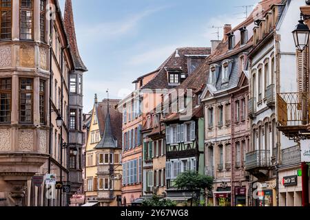 Farbenfrohe Stadthäuser und Fachwerkhäuser in der malerischen Altstadt von Colmar, Elsass, Oberrhein, Grand Est, Frankreich, Europa Stockfoto