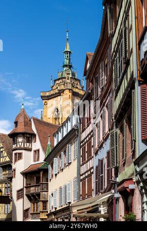 Farbenfrohe Stadthäuser, Fachwerkhäuser und die Kirche Saint Martin in der historischen Altstadt von Colmar, Elsass, Oberrhein, Grand Est, Frankreich Stockfoto