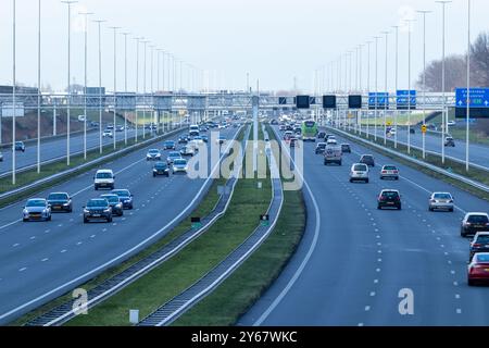 Autobahn A2 Utrecht Amsterdam und Amsterdam Utrecht, Utrecht in den Niederlanden. 22. Januar 2023. Stockfoto