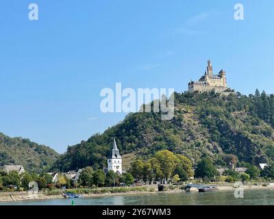 BRAUBACH, Deutschland am Rhein. Das Schloss von Marksburg oberhalb der Kirche St. Barbara. Foto: Tony Gale Stockfoto