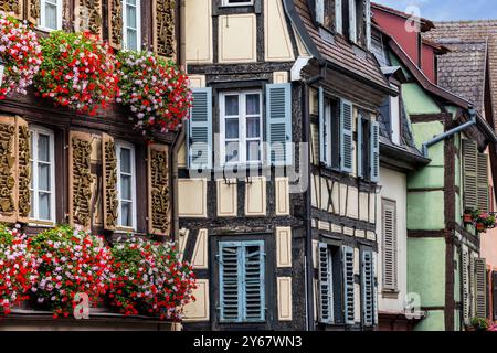 Fachwerkhäuser mit Blumendekor in der malerischen Altstadt von Colmar, Elsass, Oberrhein, Grand Est, Frankreich, Europa Stockfoto