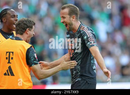 Bremen, Deutschland. September 2024. firo: 21.09.2024, Fußball, 1. Liga, 1. Bundesliga, Saison 2024/2025, SV Werder Bremen SVW - FCB Bayern München München München (LR) Thomas Müller aus Bayern und Harry Kane vom FC Bayern München feiert das dritte Tor der Mannschaft Jubel nach Tor und schafft es 3-0 Credit: dpa/Alamy Live News Stockfoto