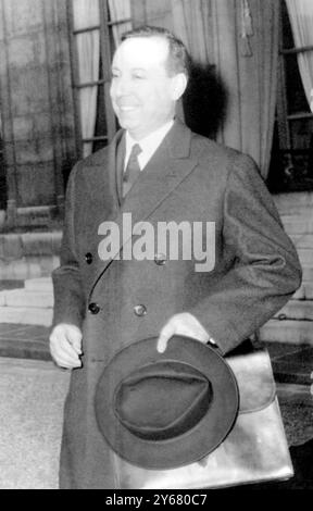 Paris, Frankreich: Der französische Premierminister Michel Debre verlässt das Elysee-Schloss nach dem Kabinettsgespräch mit Präsident Charles de Gaulle. April 1962 Stockfoto