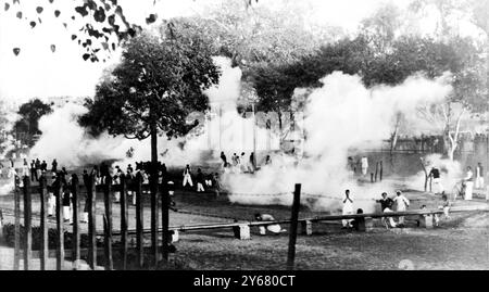 Moslem League demonstrieren in Lahore. 8. Februar 1947 die Moslem League hat in Lahore Missetreffen abgehalten. Die Staats- und Regierungschefs marschierten in Richtung des Sekretariats, und als diese Bilder aufgenommen wurden, wurden Begum Shah Nawaz und der kürzlich freigelassene Ex-Minister Shaukat Hyat Khan ein zweites Mal verhaftet. Es gab 62 weitere Verhaftungen. Moslem, meist in Purdah, nahm an den Demonstrationen Teil und Tränengas wurde verwendet, um die Menschenmassen zu zerstreuen. Tränengas wurde verwendet, um die muslimischen Massen vor Delhi Gate in Lahore zu vertreiben Stockfoto