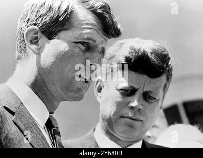 Der Generalstaatsanwalt der Kennedy Brothers Robert Kennedy (links) und der US-Präsident John Kennedy (rechts) stehen am 15. Mai 1963 im Weißen Haus Washington DC Schulter an Schulter Stockfoto