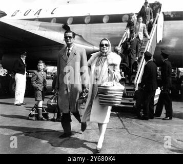 Vivien Leigh kommt mit ihrem Schauspieler und Freund John Merrivale am Flughafen London an. April 1961 Stockfoto