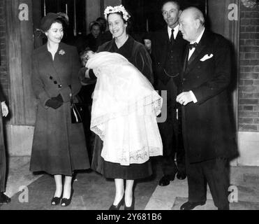 Königin Elisabeth II. Und Winston Churchill Paten bei der Taufe. Lady Margaret Colville hält ihre Tochter Harriet Elizabeth in der Hand, während sie mit der Königin (links) und Premierminister Winston Churchill posiert, nachdem das Kind auf St. Peter's Eaton Square getauft wurde. Mr. John Colville, der Vater des Babys ist Churchills Privatsekretär. Februar 1953 Stockfoto