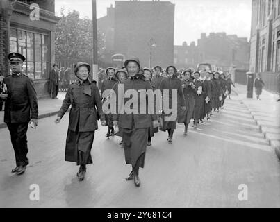 Mrs. Booth besucht zum Jubiläum das erste Armeeheim. Frau Bramwell Booth und Kommissarin Catherine Bramwell Booth führten die Prozession zum Ort des ersten Schutzes in der Hanbury Street am 27. September 1934 an Stockfoto