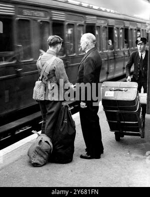 Der Vikar von Sidcup , Reverend J E Coates , sieht seinen Sohn, einen Freiwilligen in den Artists Rifles, am Tag der Kriegsausrufung. Fotografiert von John Topham, 3. September 1939, veröffentlicht in Picture Post 27 September 1939, Seite 25. Ein Vikar wünscht seinem Sohn Gott-Speed. Auf Bahnsteigen in ganz Großbritannien und Frankreich, in ganz Deutschland, bereiten sich junge Männer darauf vor, mit Kittel und Pack zu gehen. In ganz Europa bringen ihre Verwandten sie zu unbekannten Zielen." Stockfoto