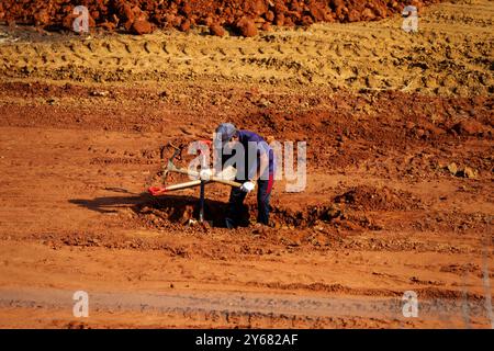 MARACAIBO, VENEZUELA. 24-09-2024. Die Farben der Erde. Die Arbeiter entfernen Sandboden, um sie zu entstauen. Foto Von. Jose Bula Urrutia. Stockfoto