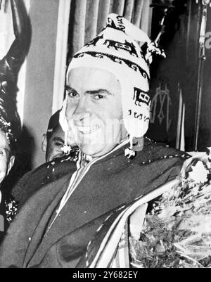 La Paz Bolivien: Ein lächelnder US-Vizepräsident Richard Nixon mit Strickmütze und Poncho, der ihm von einem Führer der bolivianischen Indianer in La Paz in Bolivien geschenkt wurde. Gestern wurde Herr Nixon von Studenten in Lima, Peru, gesteinigt, als er die Universität San Marcos besuchte, als sie gegen sein Vistit demonstrierten. Der Vizepräsident ist auf einer Acht-Nation-Tour durch Südamerika. Mai 1958 Stockfoto