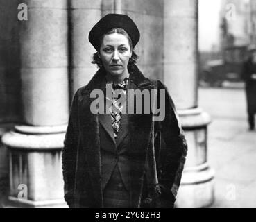 Amy Johnson wurde vor dem Scheidungsgericht für die Verhandlung ihrer Klage gegen ihren Ehemann Jim Mollison am 7 Februar 1938 abgebildet - erste Frau die alleine flog GB - Australien - Johnson, Amy britischer Flieger; erste Frau, die 1930 einen Einzelflugzeugflug von London nach Australien machte; ertrunken in der Themse-Mündung  1903-1941 Stockfoto