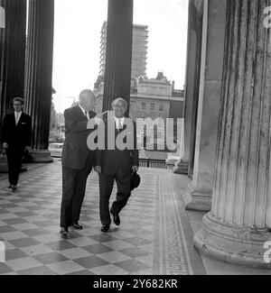 London: Bundespräsident Franz Jones von der Republik Österreich (rechts), derzeit in London zu einem fünftägigen Staatsbesuch, wird mit Lord Robbins, dem Vorsitzenden des Kuratoriums der National Art Gallery, bei der Ankunft in der Galerie am Londons Trafalgar Square am Nachmittag gezeigt. Hintergrund ist der hoch aufragende Büroblock des New Zealand House, Haymarket, London, SW1 18. Mai 1966 Stockfoto