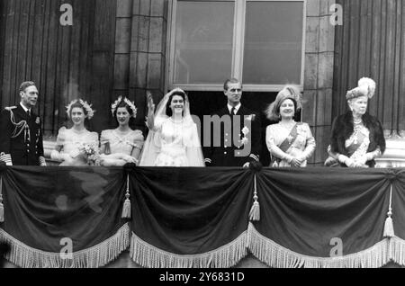 Die königliche Hochzeit 1947 auf dem Balkon mit Prinzessin Elizabeth sind von links nach rechts: HM der König, HRH Prinzessin Margaret, Lady Mary Cambridge, die Braut, der Bräutigam, die Königin (Königin Mutter) und Königin Maria. November 1947. Stockfoto