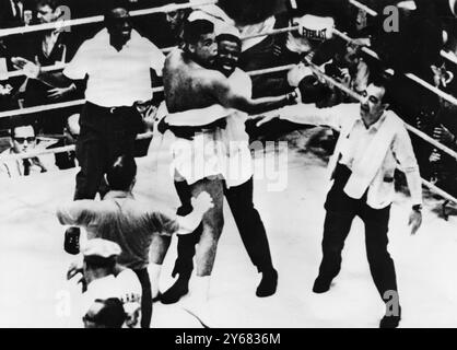 Der neue Schwergewichtsmeister Cassius Clay und seine Fahrer jubeln nach dem Kampf im Ring nach Clays Sieg über den ehemaligen Weltmeister Sonny Liston in der 7. Runde ihres Titelkampfes in Miami Beach, Florida. Februar 1964. Stockfoto