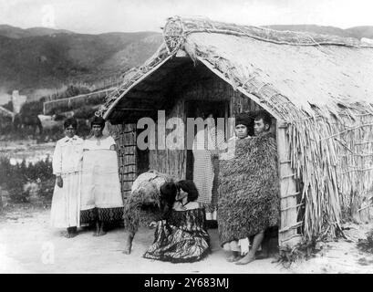 Neuseeländische maori-Heimat mit einem Paar in traditioneller Begrüßung mit reibenden Nasen und Händeschütteln, bekannt als „Te Hongi“ am 21. Februar 1927 Stockfoto