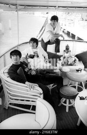 Drei Beatles (l-r) John Lennon, George Harrison und Paul McCartney auf einer Bootstour in Miami Beach, Florida, USA. Februar 1964 Stockfoto