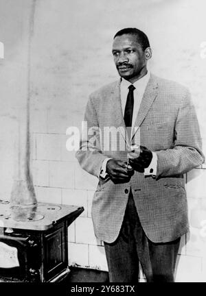 Mangaliso Robert Sobukwe, 45 ehemaliger Leiter des verbotenen Panafrikanischen Kongresses, fotografierte kürzlich zum ersten Mal seit seiner Inhaftierung im Hochsicherheitsgefängnis Robben Island am 22. Mai 1969 Stockfoto