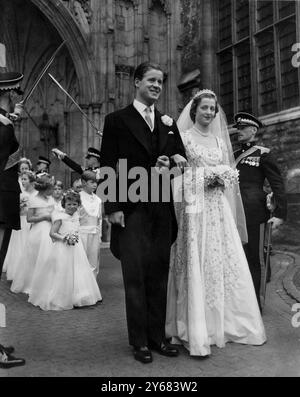 Peers Tochter Weds in Abbey, Queen präsentierte die schöne 18-jährige Braut und ihr Bräutigam kommen nach der „Hochzeit des Jahres“ aus Westminster Abbey. Mit der Königin, dem Duke of Edinburgh und anderen Mitgliedern der königlichen Familie als Gast heiratete die ehemalige Miss Frances Roche, Tochter von Lord und Lady Fermoy, in der Abtei Viscount Althorp, 30, einziger Sohn und Erbin des Earl und der Gräfin Spencer. Das Brautkleid ist aus Kamelie-weißem Faille, das mit silbernen Pailletten, Kristallen und handgeschliffenen Diamanten bestickt ist. Juni 1954 Stockfoto