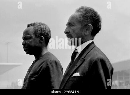 Addis Abeba, Äthiopien. Präsident Nyerere von Tansania (links) steht neben Emerior Haile Selassie von Äthiopien, während sie ihre jeweiligen Nationalhymnen hier am 5. September hören. Der Präsident wurde hier am Flughafen vom Kaiser begrüßt. Nyerere kam zum Gipfeltreffen der Organisation für Afrikanische Einheit. September 1969. Stockfoto